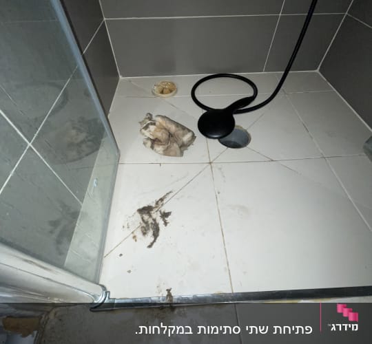 רצפת מקלחת מלוכלכת עם צינור ומים